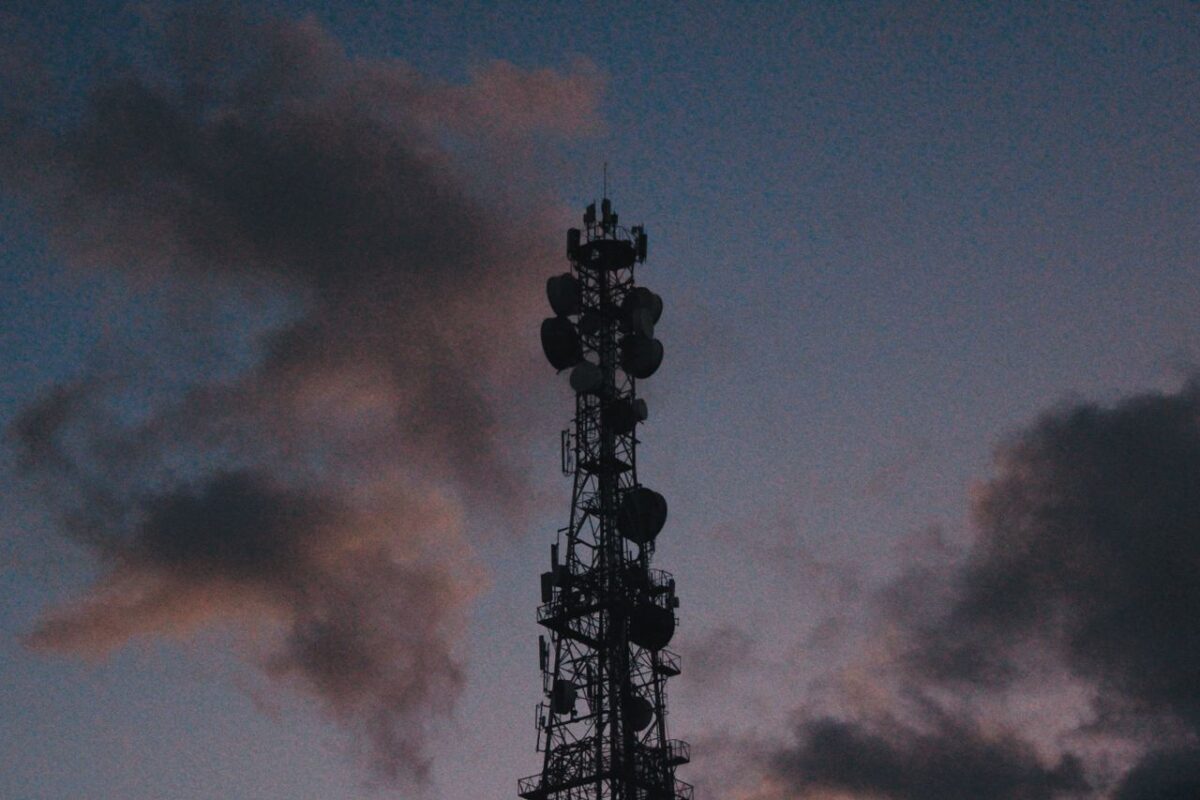 The decline does not necessarily indicate that Jio is losing its leadership. Instead, it highlights how India's telecom market is becoming more competitive as users increasingly compare pricing, network quality, customer service, and value-added benefits before choosing a mobile operator.