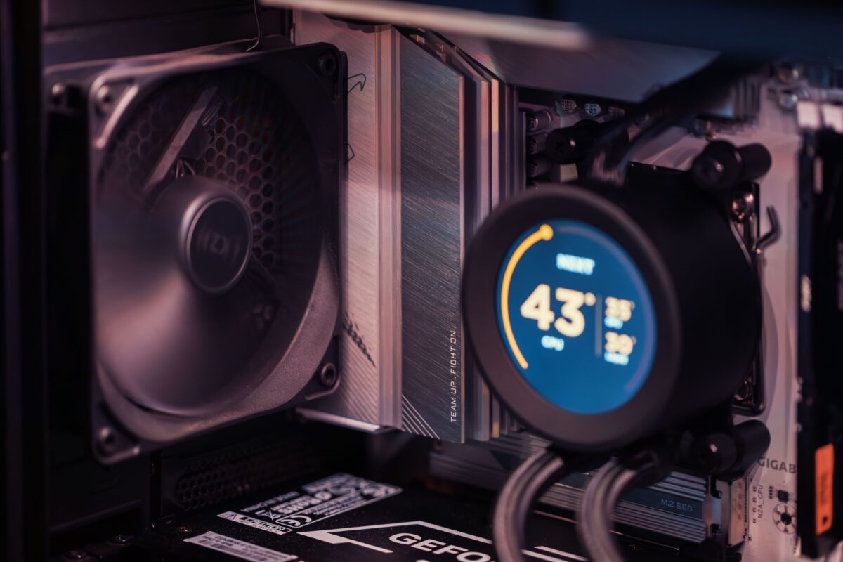 Connecting Thousands of GPUs: The Architecture of AI Clusters