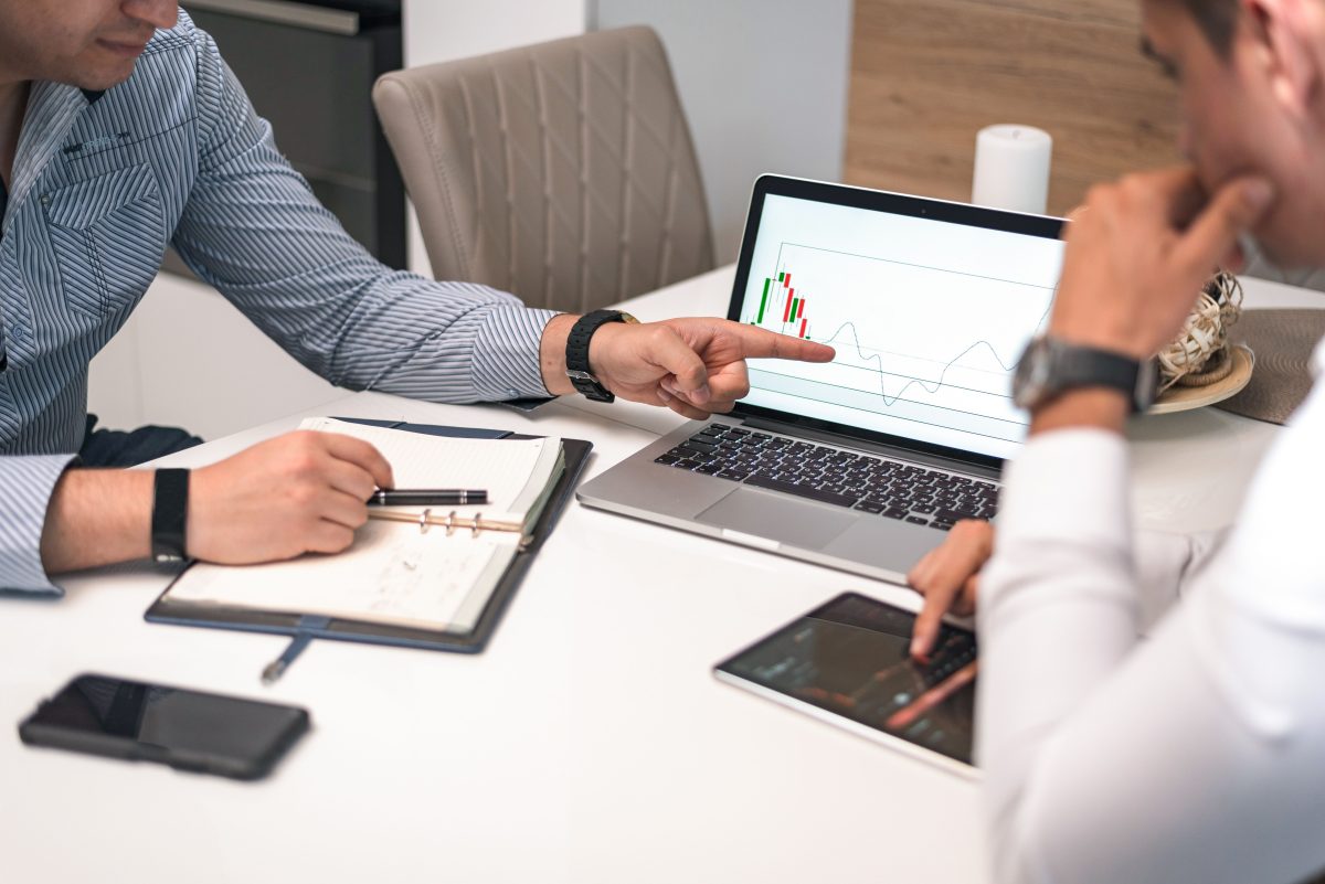 Useful beginner projects include analyzing sales data, exploring sports statistics, studying housing prices or examining customer behavior.